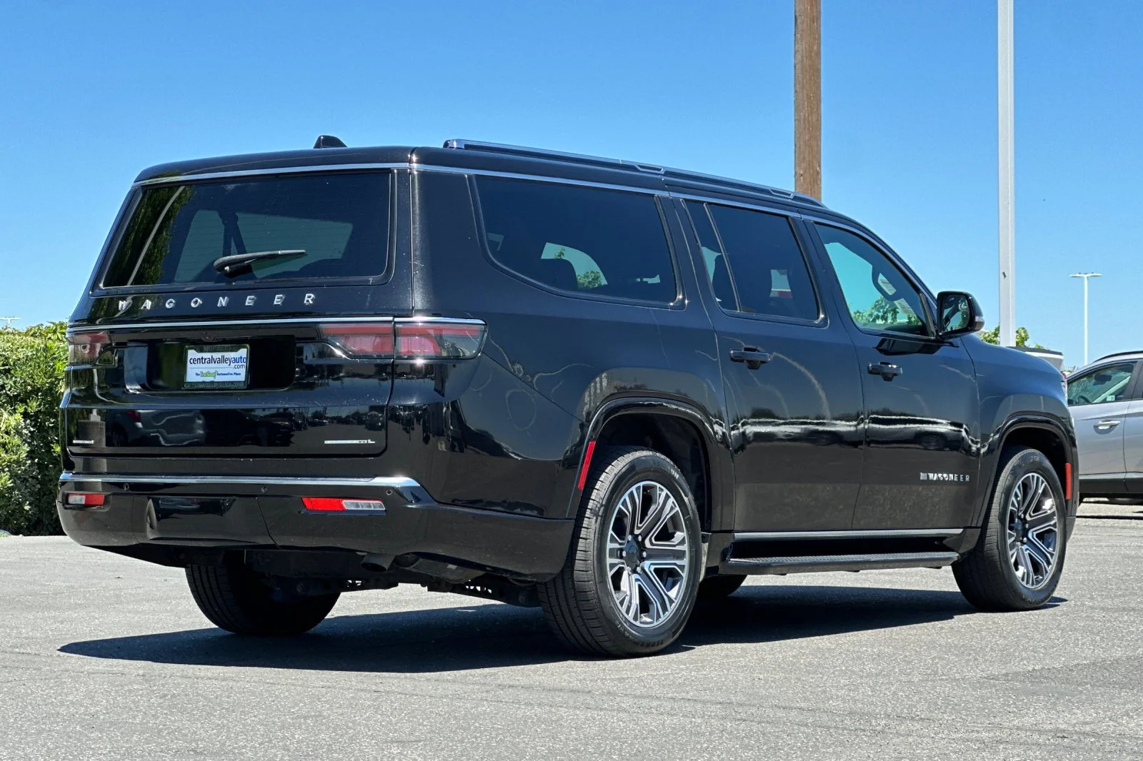 Certified Used 2023 Diamond Black Crystal Pearlcoat Jeep Series II image 4