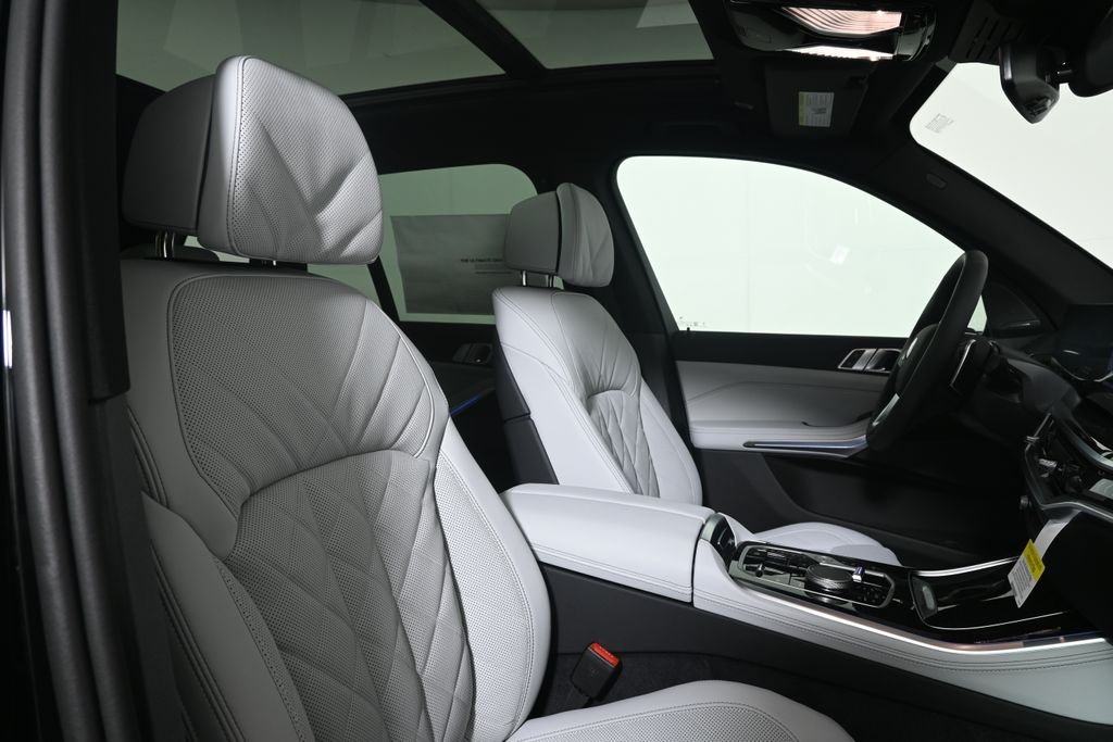 New 2026 Black Sapphire Metallic BMW xDrive50e image 32