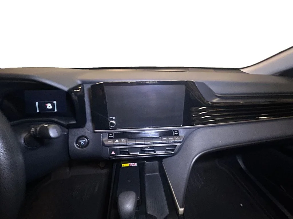 Used 2025 Ice Toyota LE image 10