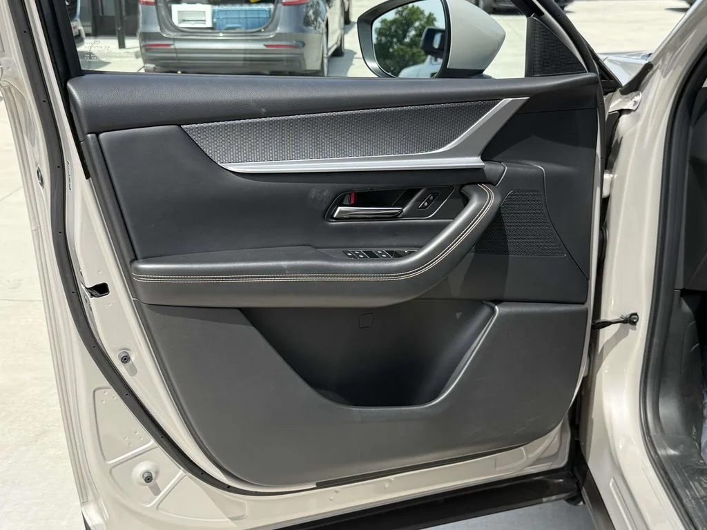 Used 2024 Silver Mazda Preferred image 28