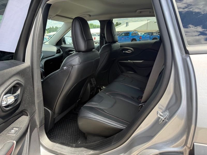 Used 2022 Silver Jeep Trailhawk image 11