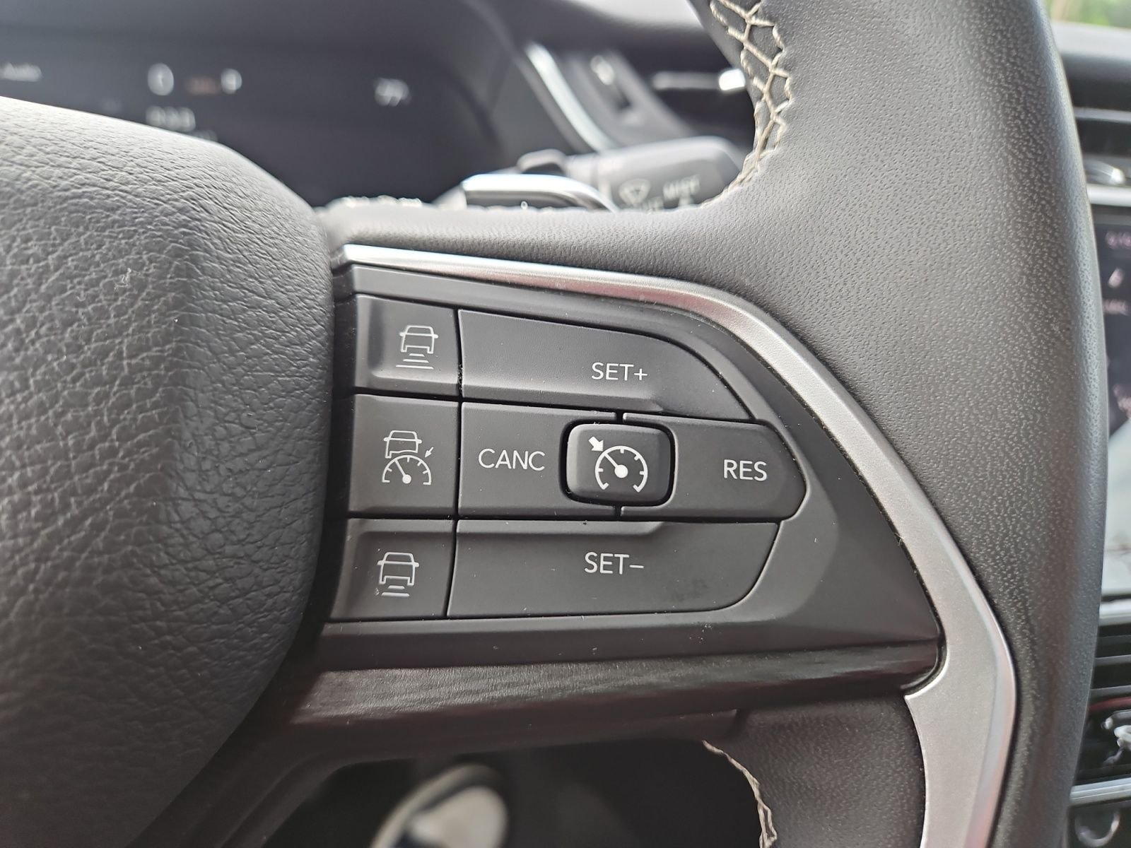 Used 2023 Gray Jeep Laredo image 27