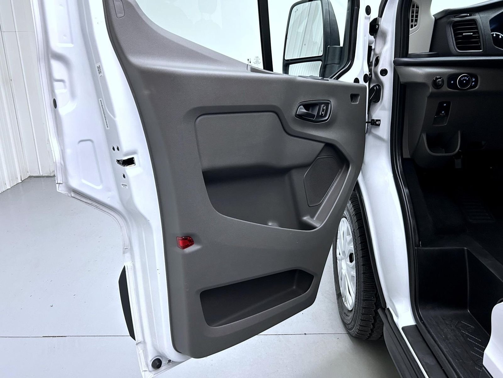 2025 Ford Transit Passenger Van XLT - Photo 9