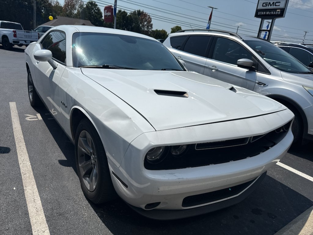 Used 2019 White Dodge SXT image 5