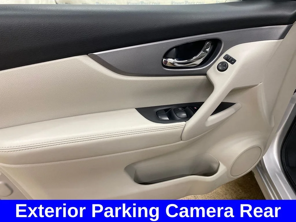 Used 2020 Silver Nissan SL image 8