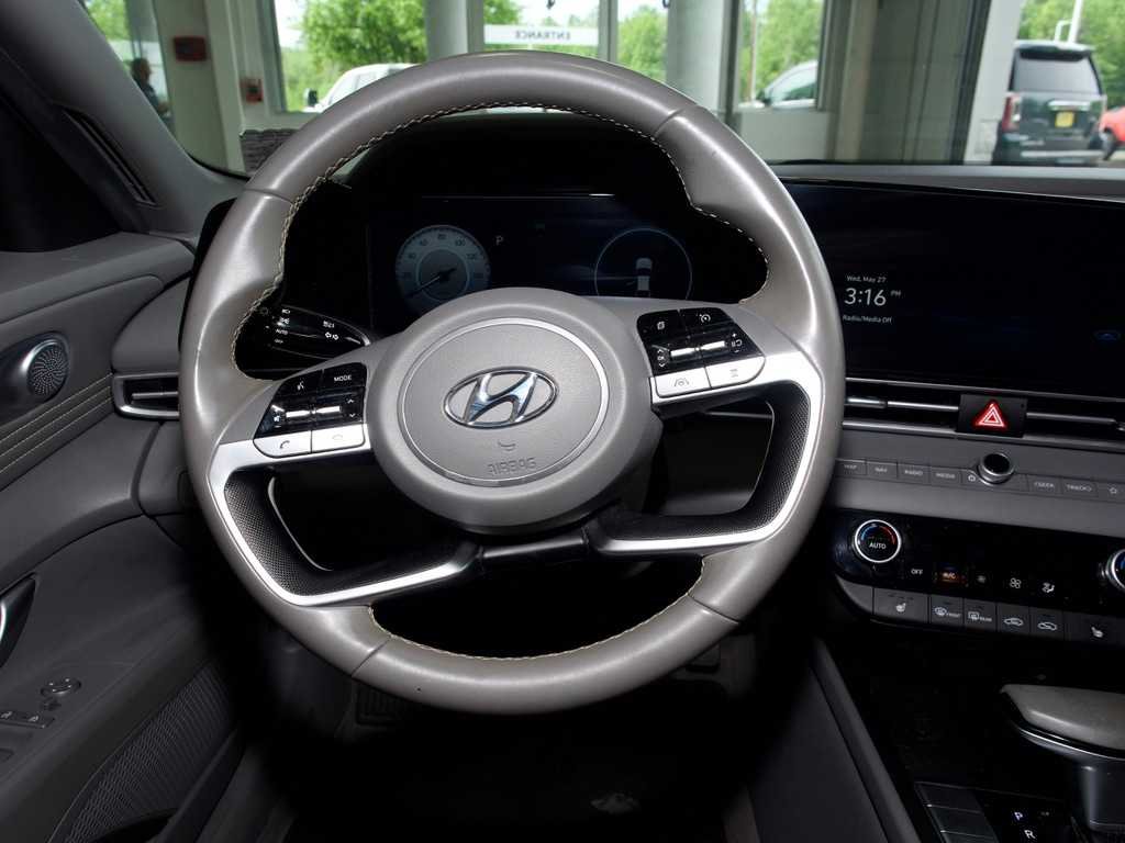 Used 2023 Black Hyundai SEL image 24