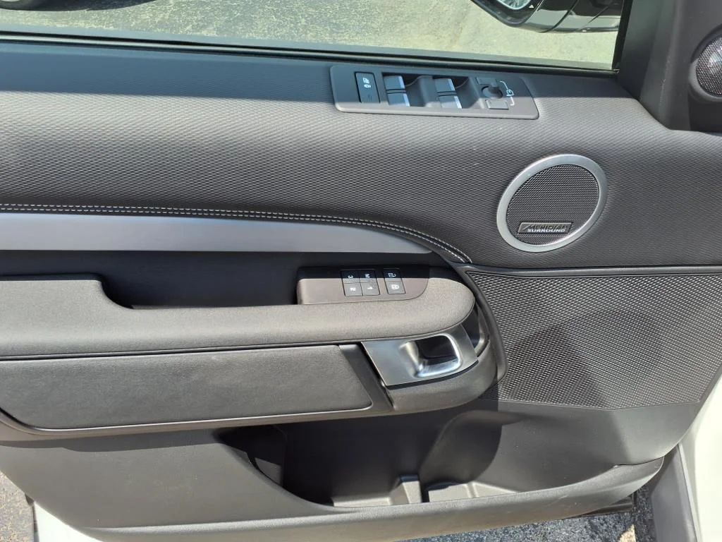 2025 Land Rover Discovery Dynamic SE - Photo 8