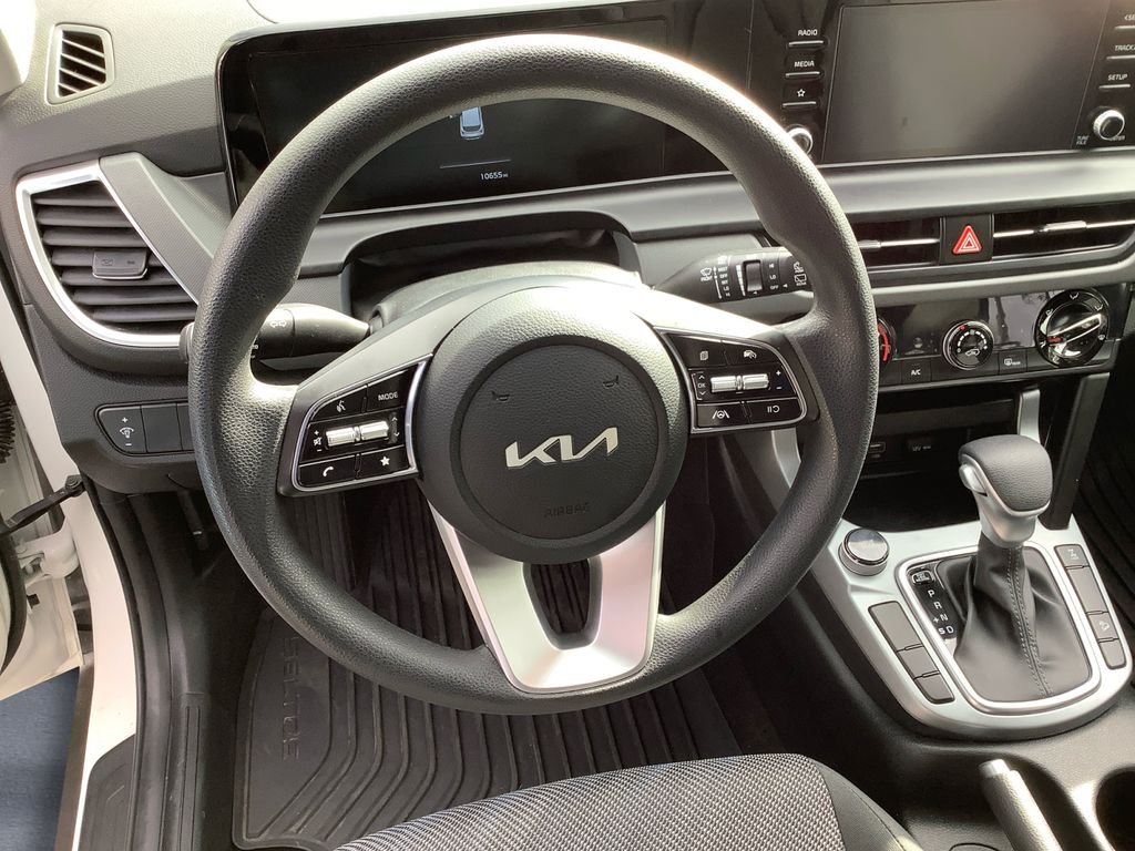 Used 2025 White Kia LX image 9