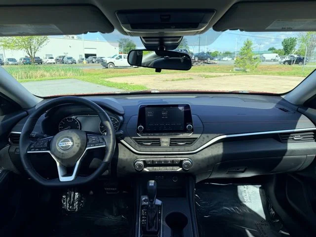 Used 2021 Scarlet Nissan 2.5 SR image 16
