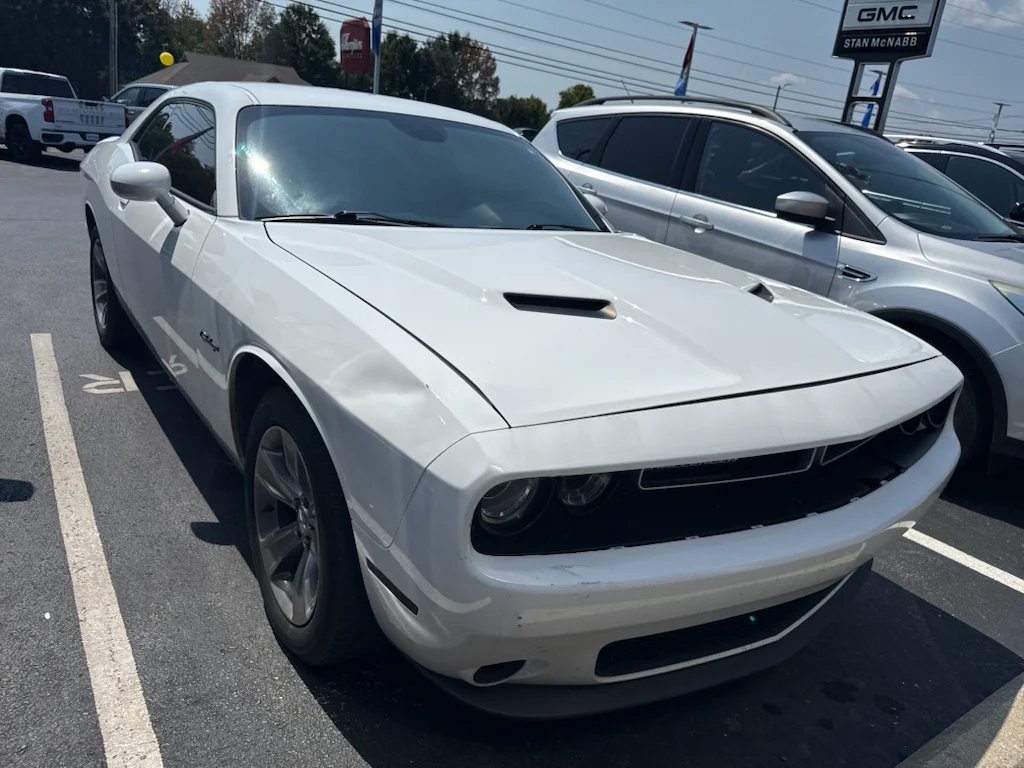 Used 2019 White Dodge SXT image 5
