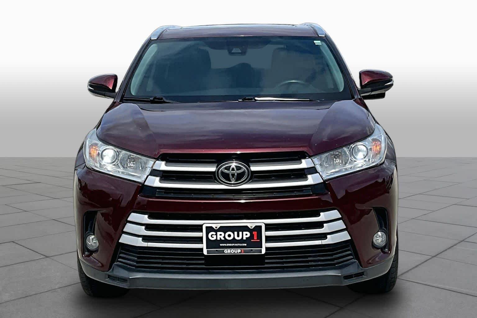 Used 2017 Ooh La La Rouge Mica Toyota XLE image 4