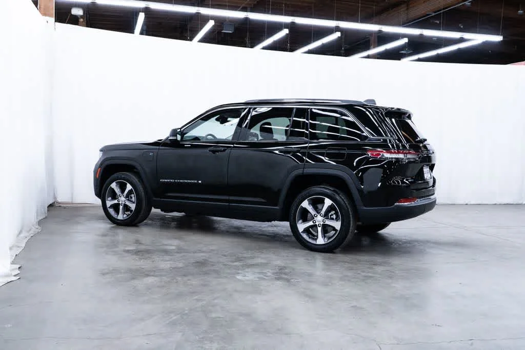 Used 2023 Diamond Black Crystal Pearlcoat Jeep  image 4