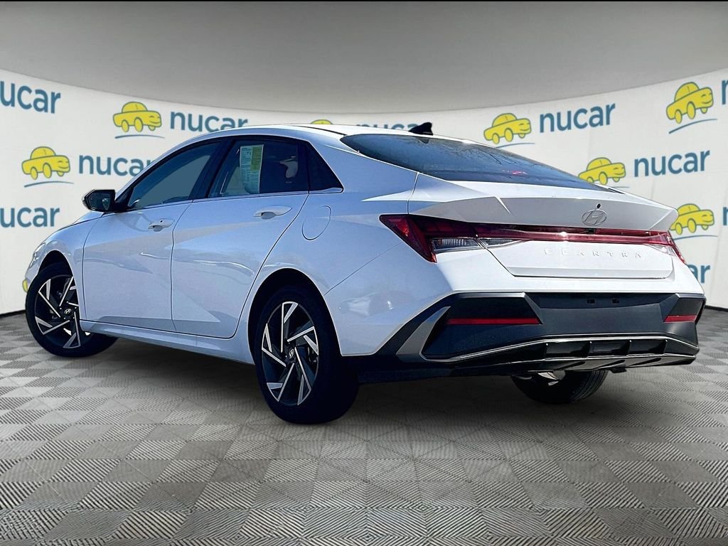 Used 2025 White Hyundai SEL Convenience image 4