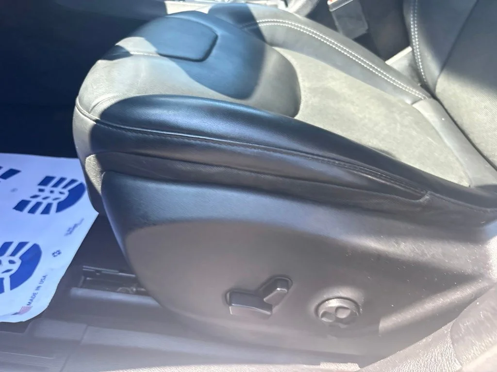Used 2019 Gray Jeep Latitude Plus image 11