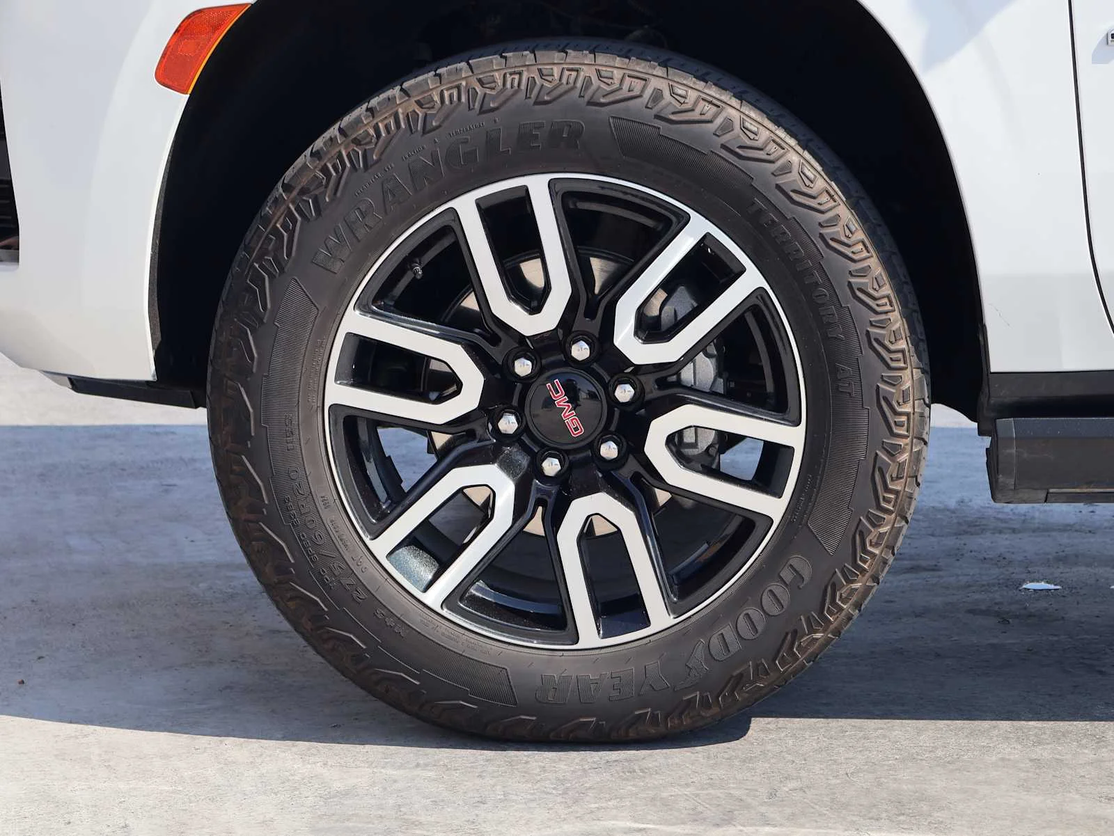 Used 2024 White Frost Tricoat GMC AT4 image 9