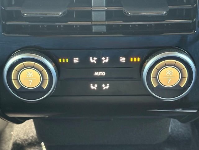 New 2026 Ostuni Pearl White Land Rover Dynamic SE image 41