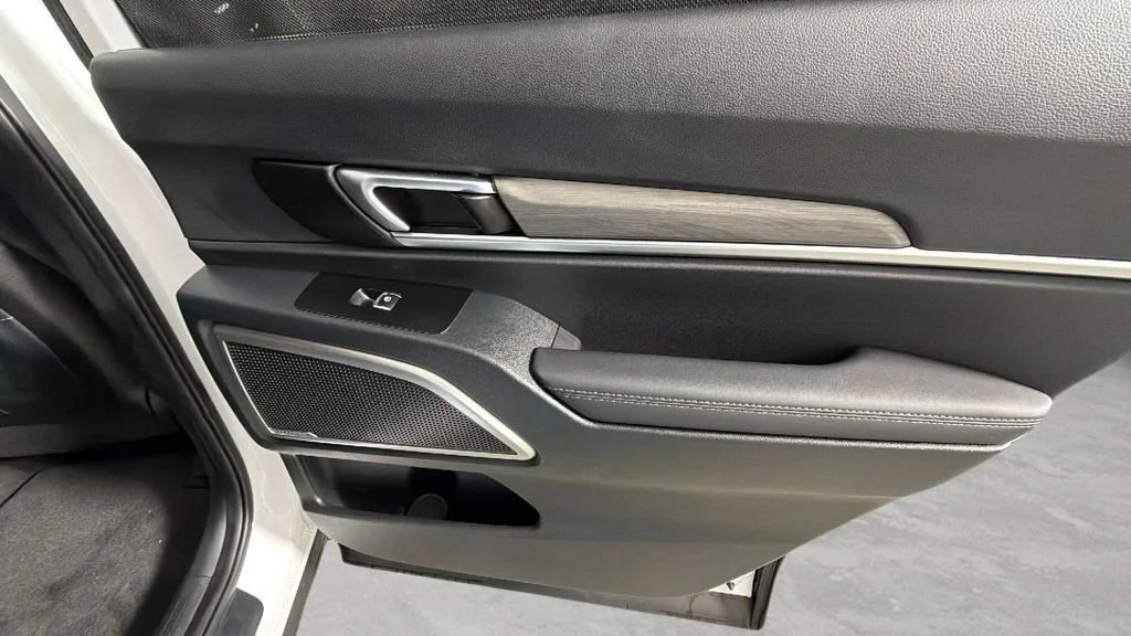 Used 2025 White Kia EX X-Line image 35