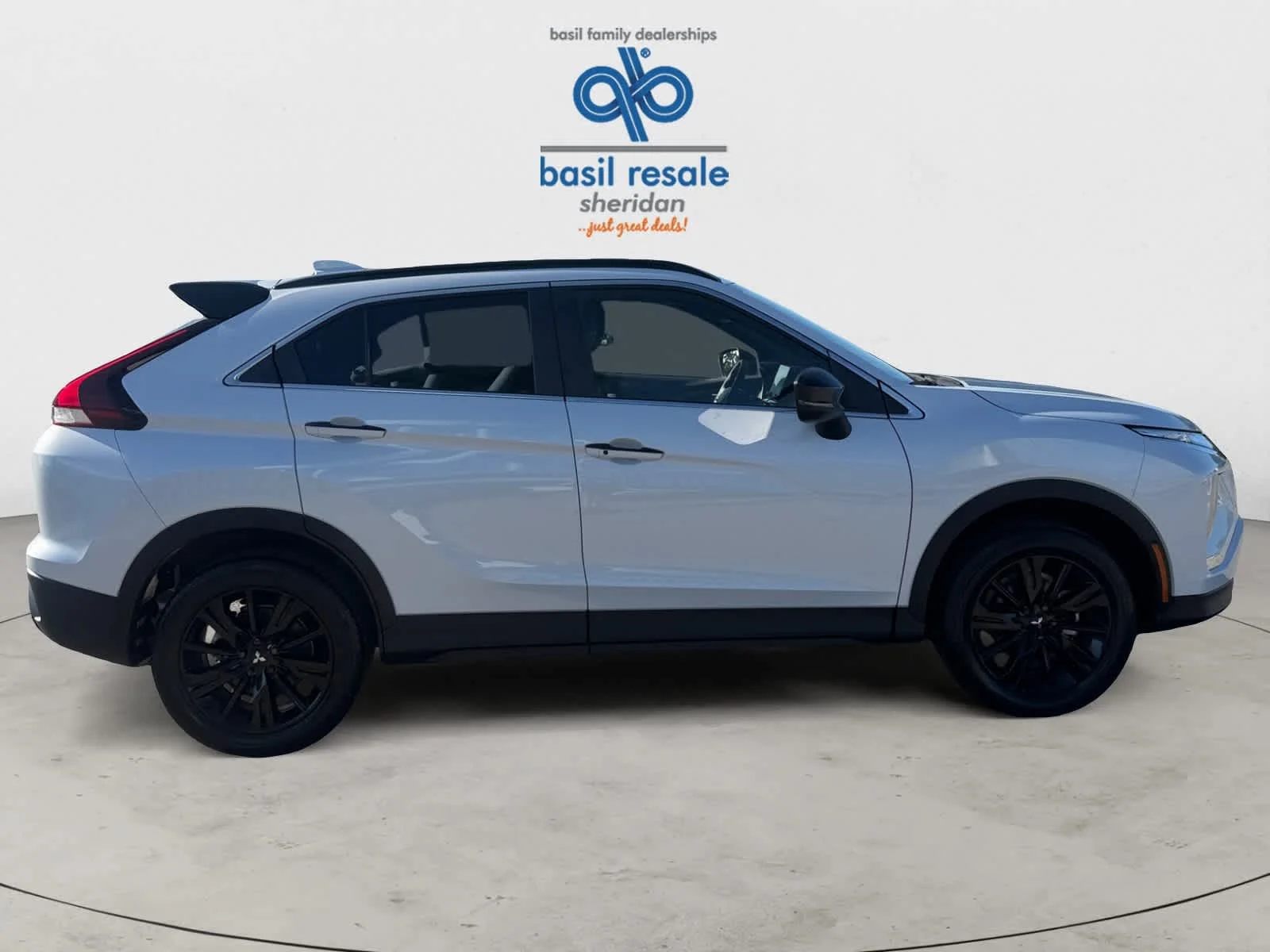 Used 2025 White Diamond Mitsubishi Black Edition image 8
