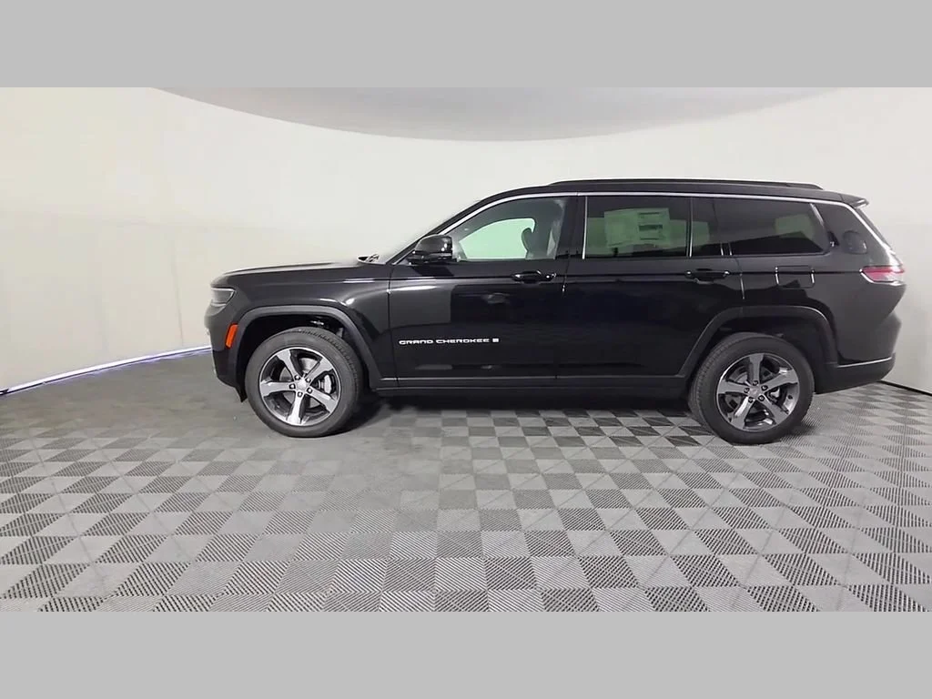 New 2026 Diamond Black Crystal Pearl-Coat Exterior Paint Jeep Limited image 34