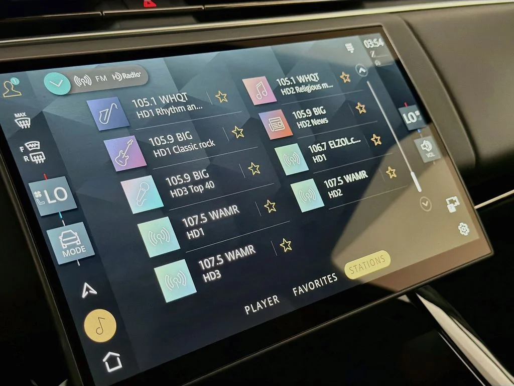 New 2026 Fuji White Land Rover Dynamic SE image 15