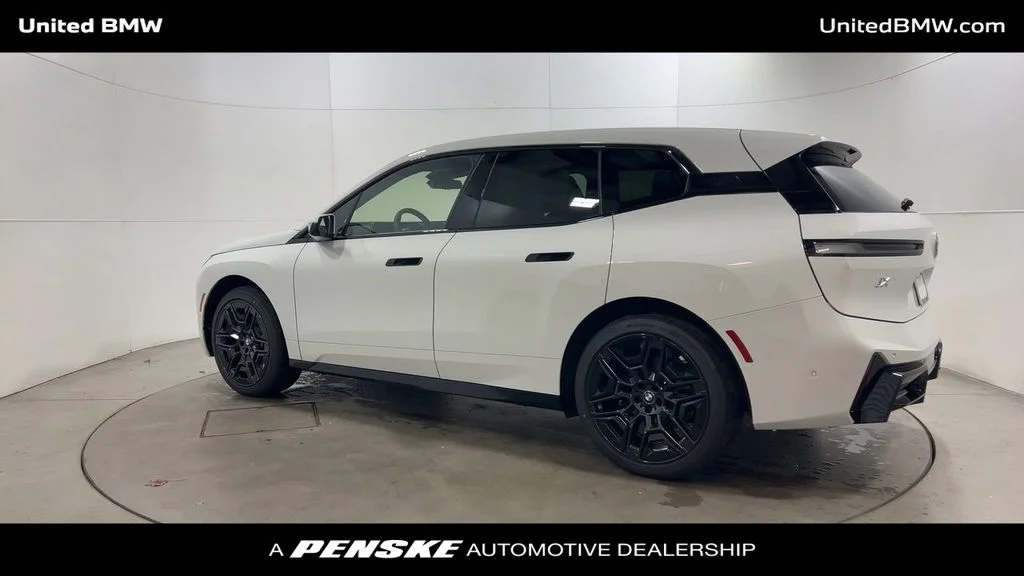 Used 2026 Alpine White BMW xDrive60 image 6