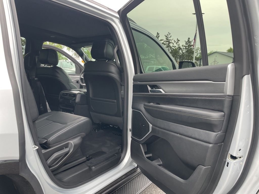 New 2026 Silver-Zynith Exterior Paint Jeep  image 39