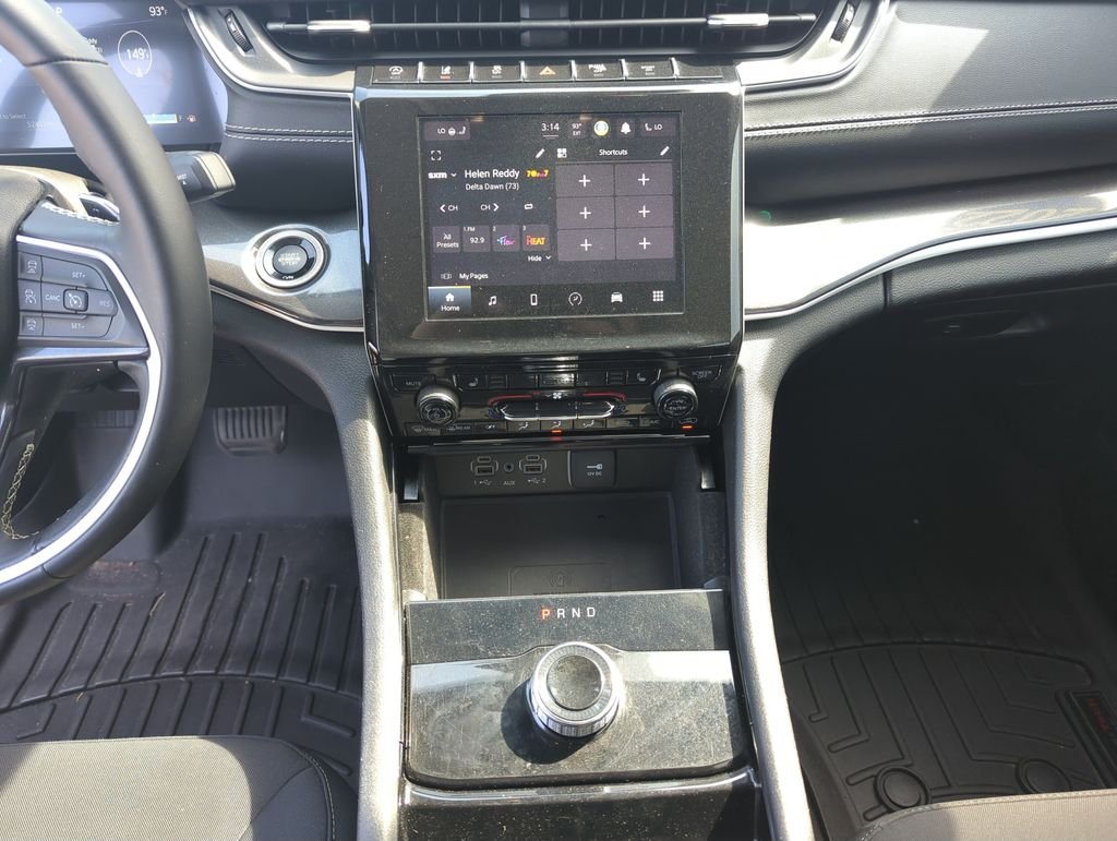 Used 2022 Silver Jeep Laredo image 25