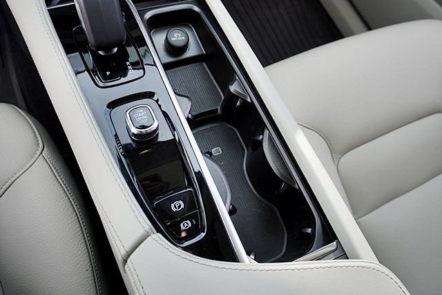 Used 2025 Black Volvo B6 Plus 6-Seater image 30