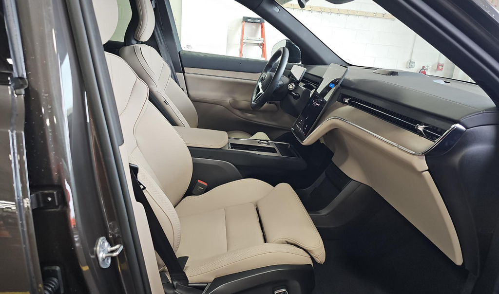 Used 2025  Volvo Twin Motor Plus image 10