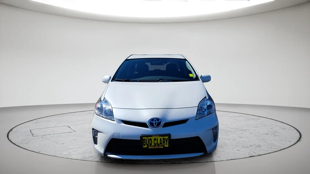 Used 2015 White Toyota Three image 8