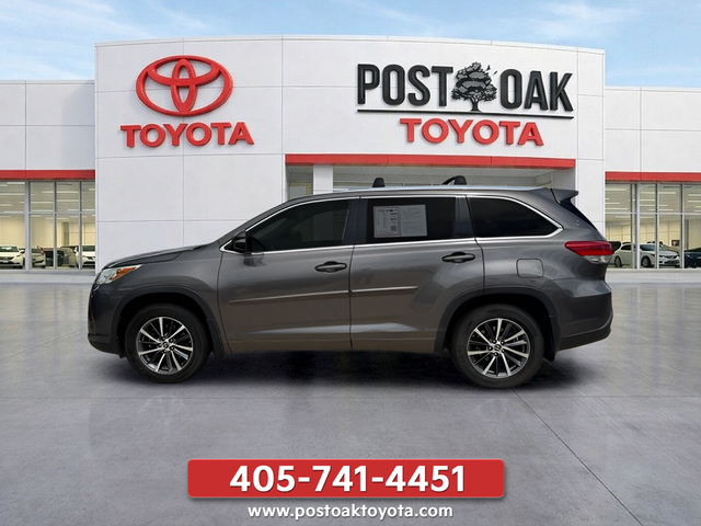 Used 2018 Gray Toyota XLE image 3