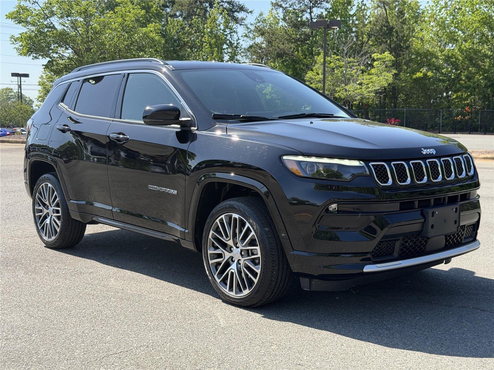 Used 2023 Diamond Black Crystal Pearlcoat Jeep Limited image 31