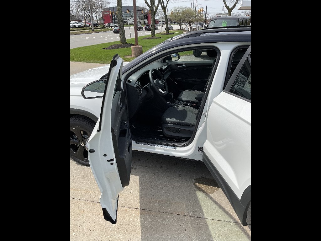 New 2026 Pure White w/ Deep Black Roof Volkswagen SE Black 4Motion image 7