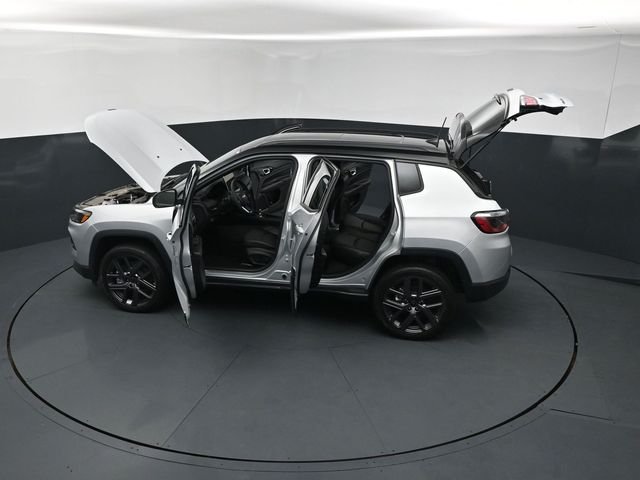 New 2026 Silver Zynith Metallic Clear-Coat Exterior Paint Jeep Limited image 27