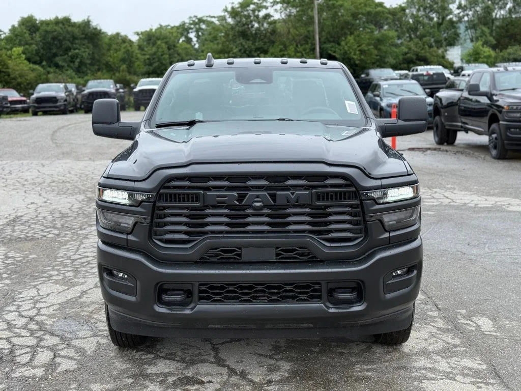 New 2026 Diamond Black Crystal Pearl-Coat Exterior Paint RAM Tradesman image 3