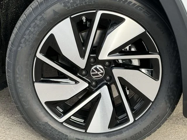 New 2026 White Volkswagen 2.0T SE w/Technology image 6