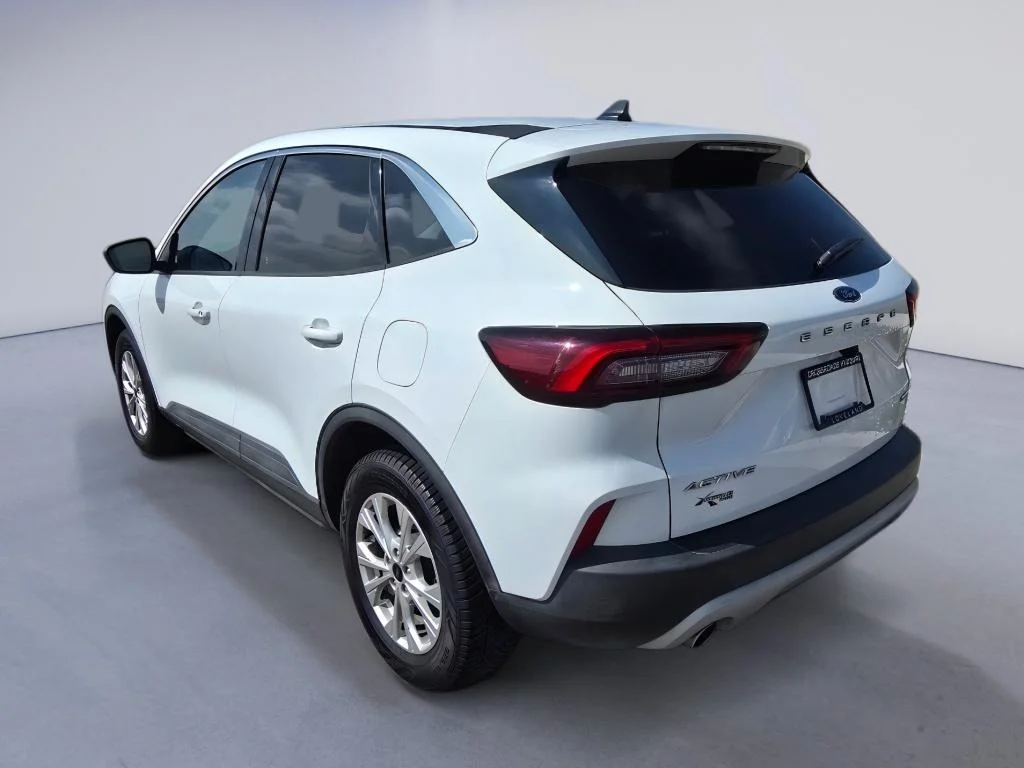 Used 2023 Oxford White Ford Active image 3