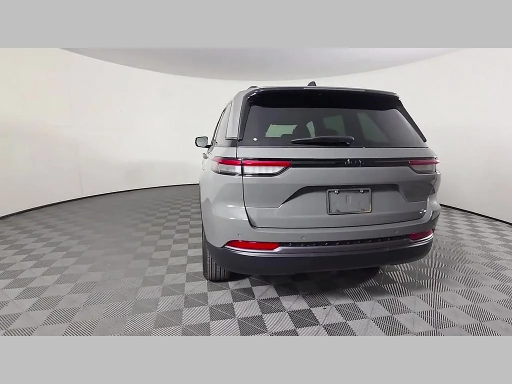 New 2027 Sting-Gray Clearcoat Jeep Laredo Altitude image 28