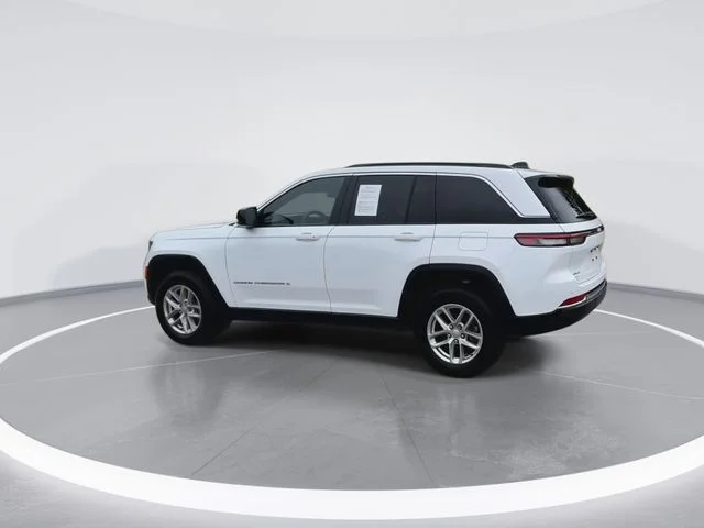 Used 2025 White/off-white Jeep Laredo X image 8