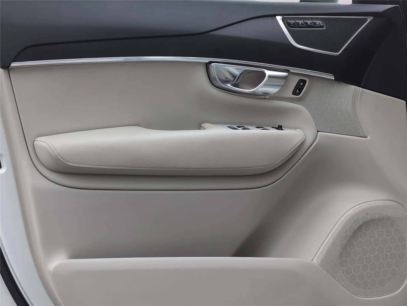 Used 2020 Crystal White Metallic Volvo Momentum image 16