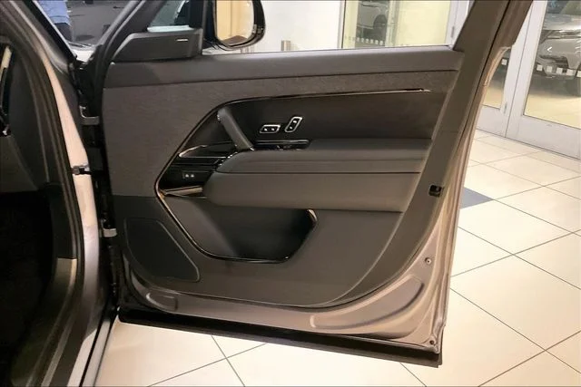 Used 2024  Land Rover SE image 30