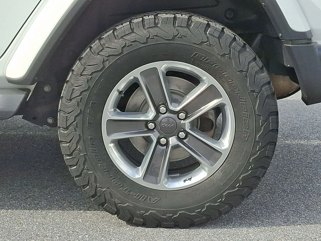 Used 2020 White Jeep Unlimited Sahara image 8