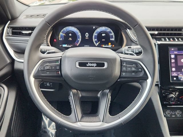 Used 2025  Jeep Laredo image 34