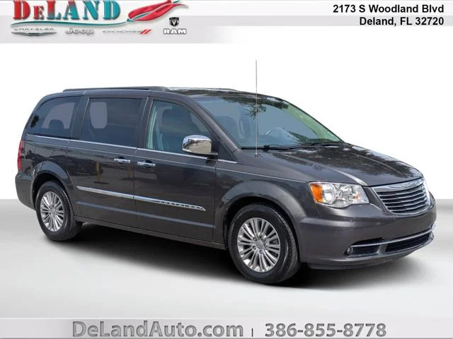 2016 Chrysler Town & Country Anniversary Edition's photo