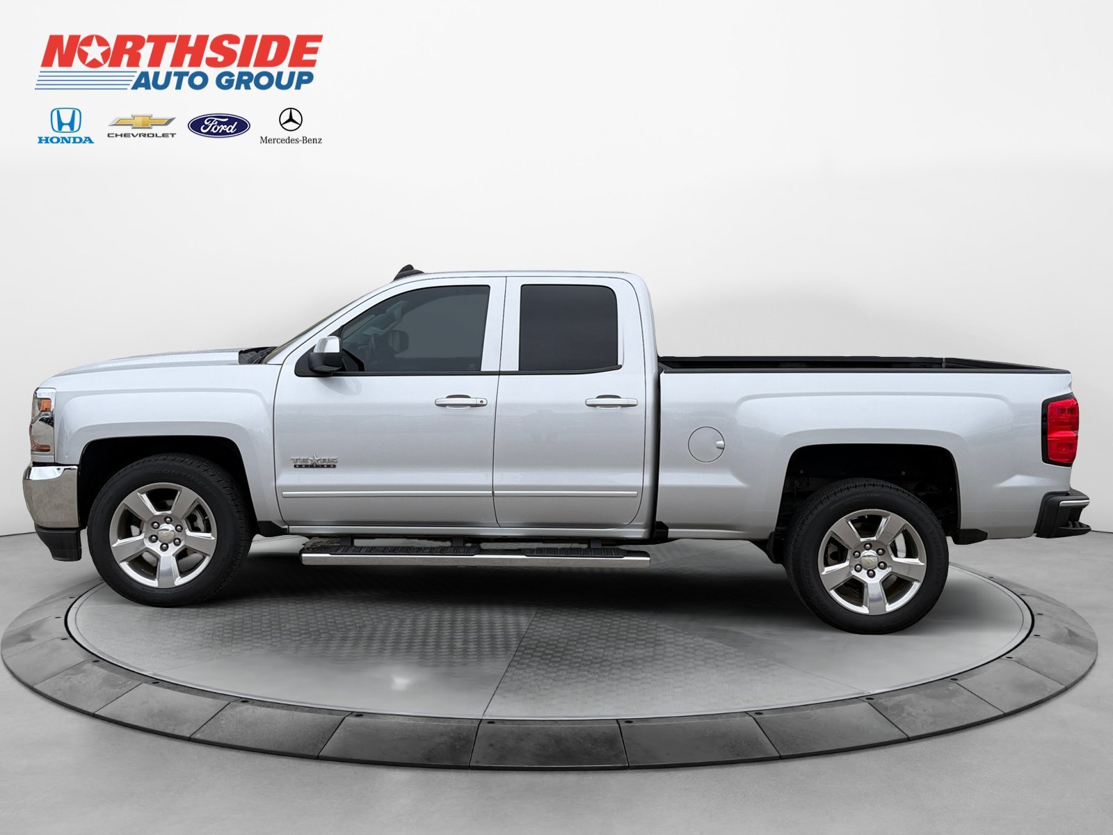 Used 2018 Silver Ice Metallic Chevrolet LT image 4