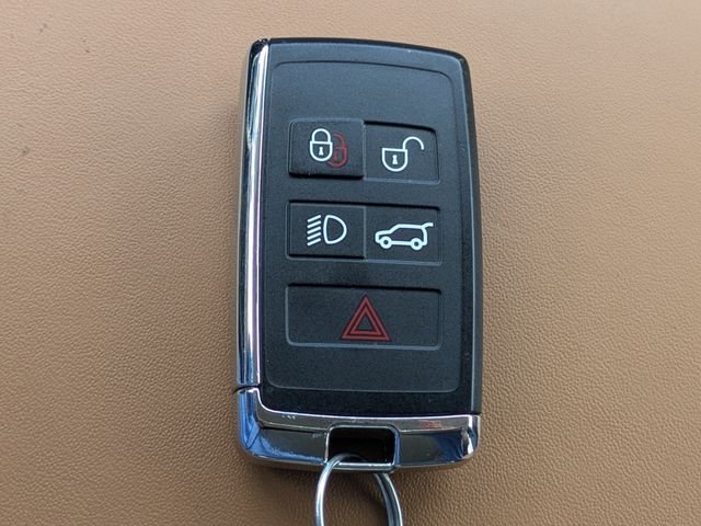Used 2024 White Land Rover SE image 29