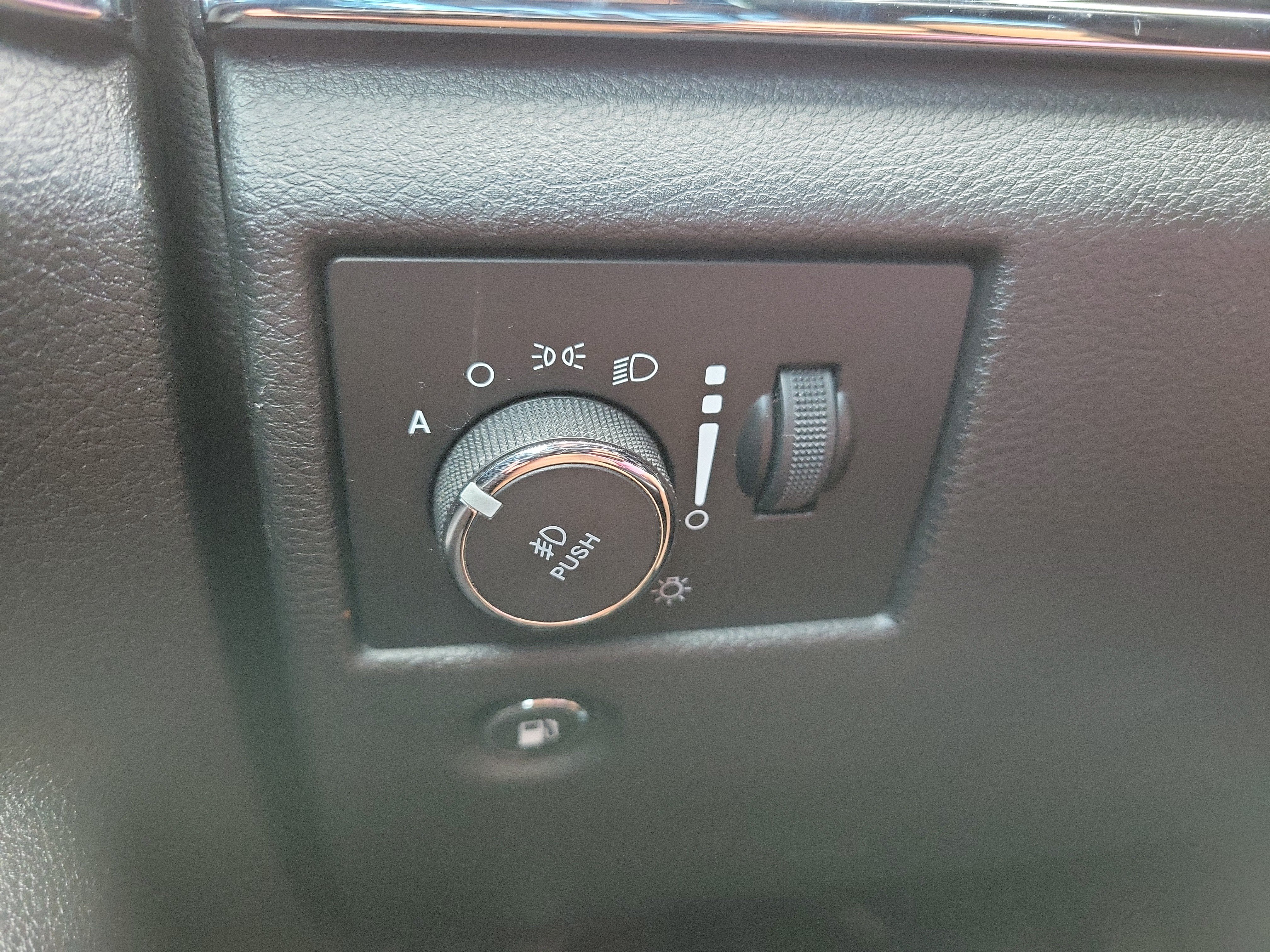 Used 2018 Bright White Clearcoat Jeep Limited image 28