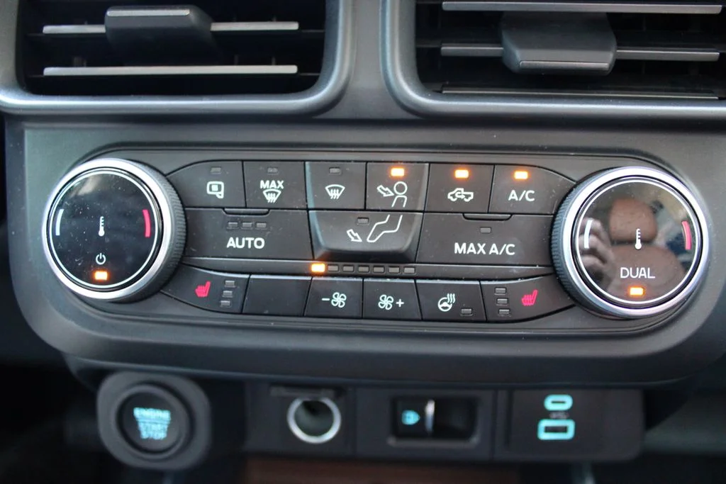 Used 2024  Ford Lariat image 27