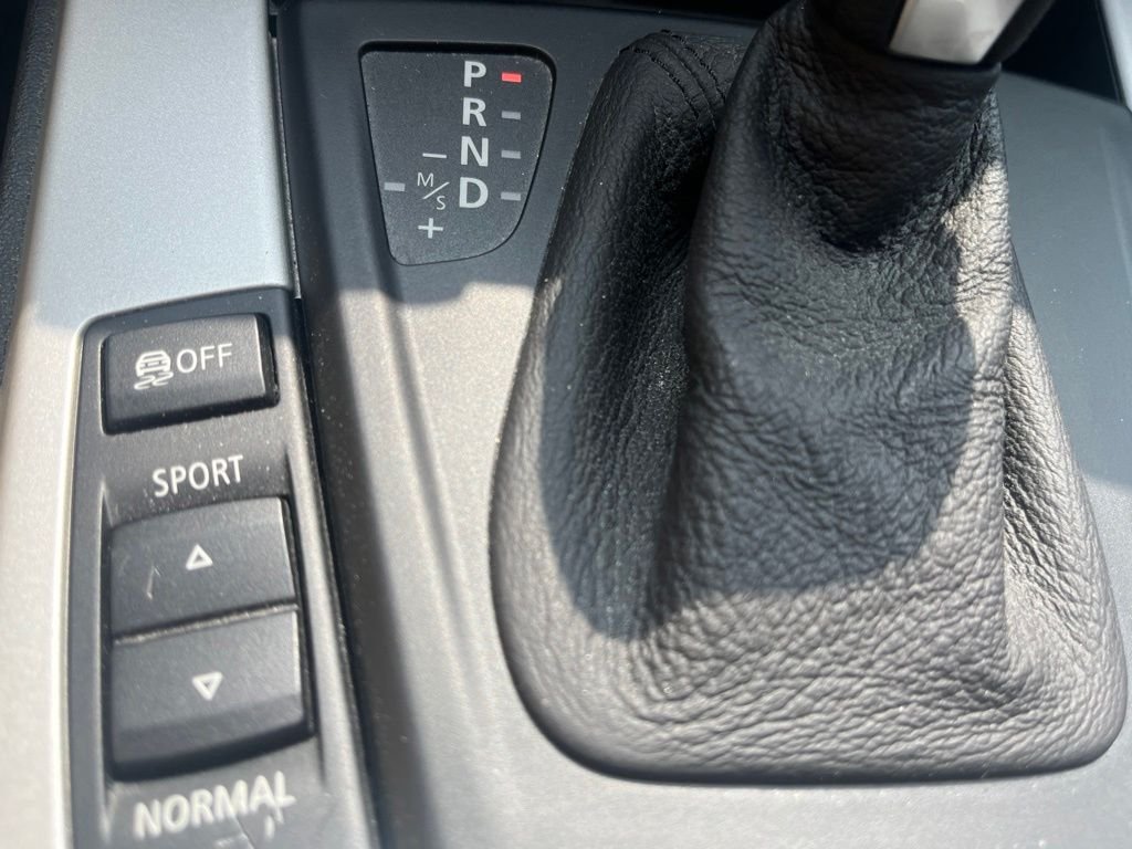 Used 2009 Black BMW sDrive30i image 19