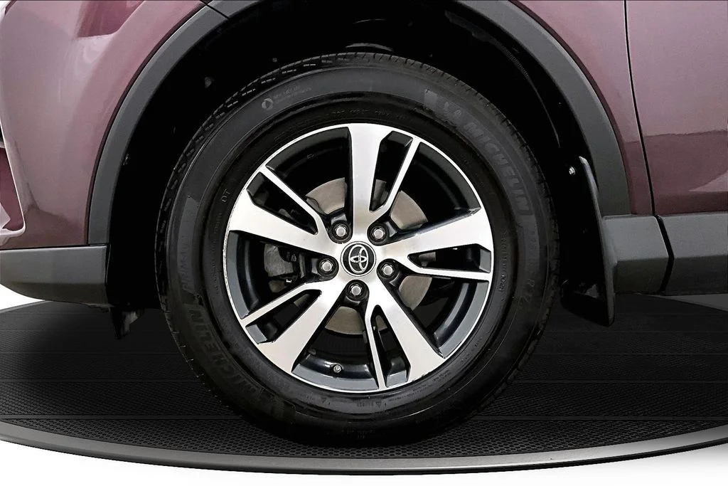 Used 2018 Black Toyota XLE image 33
